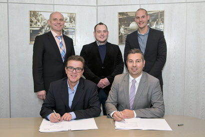 Siegfried Wahl (sitting l., vice-president of Coldsetinnovation Fulda) and Thomas Potzkai (head of service/project management at KBA-Digital &amp; Web Solutions). Standing (l-r) Matthias May (service manager at KBA-Digital &amp; Web Solutions), Benjamin Köhl (head of the print team at Coldsetinnovation Fulda) and Michael Braun (service manager at KBA-Digital &amp; Web Solutions) are pleased with the extension of their longstanding partnership with a multi-year service agreement